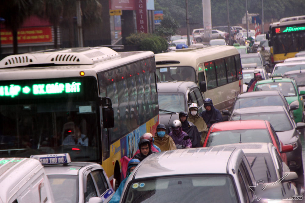 Vật vã chôn chân hít khói ô tô trong mưa rét Hà Nội